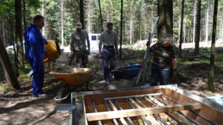 A mi-chantier, avec le coffrage extérieur et une partie de l'équipe travaux en plein boulot...