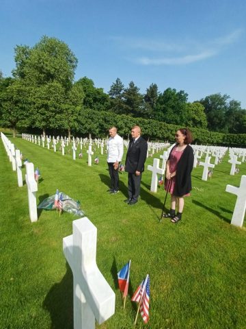 dépôt de gerbe au lieutenant Ferguson (photo AVA)