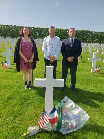 dépôt de gerbe au soldat Sloan (phot AVA)